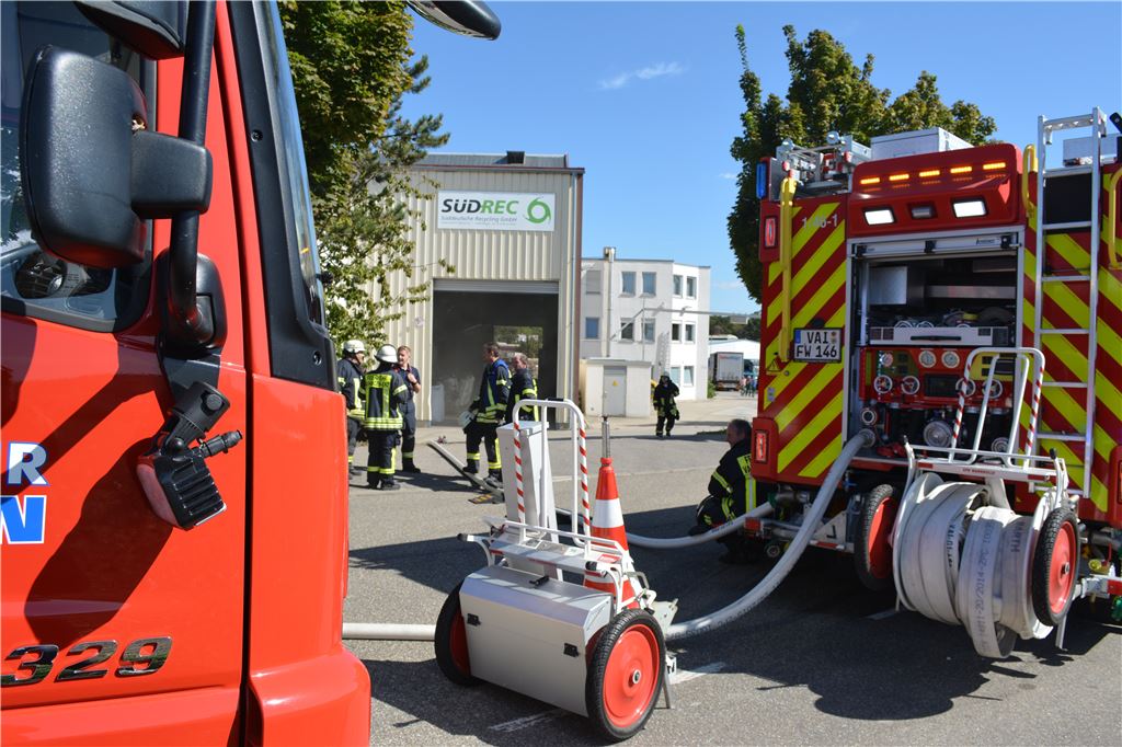 Die Feuerwehren Illingen, Schützingen und Ensingen rücken am Mittwochmittag zur Firma Süd-Rec aus, um entzündeten Elektroschrott zu löschen.