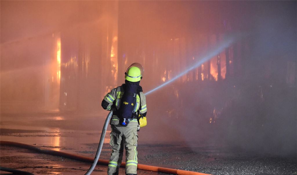 Die Feuerwehren aus der Region kämpften stundenlang gegen die Flammen. Foto: Myroshnichenko