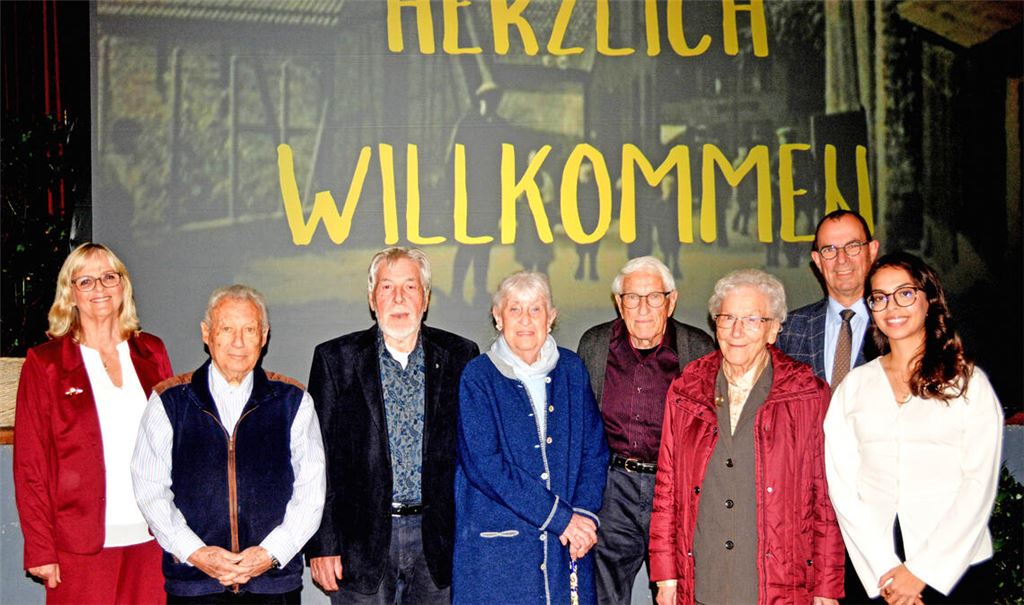 Die Filmemacherinnen Birgit Ella Siewert (li.) und Sara Cevik (re.) mit den Enzberger Zeitzeugen (v. li.) Walter Fischer, Roland Erlenmaier, Johanna Pendinger, Roland Schmidt und Renate Binsch sowie dem Schirmherrn des Projekts, Oberbürgermeister Frank Schneider.