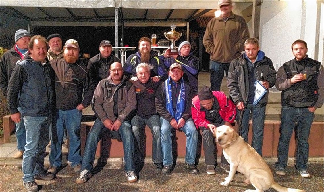 Die Finalisten von TV Oberhausen und BfA Ötisheim mit den Ötisheimer Spielern (Mitte v.li.) Peter Weißert, Markus Hammer, Achim Dürr mit Pokal, Dietmar Efferenn, Frank Jourdan mit Maskottchen Zeus und Markus Jourdan mit Brötchen. Foto: privat