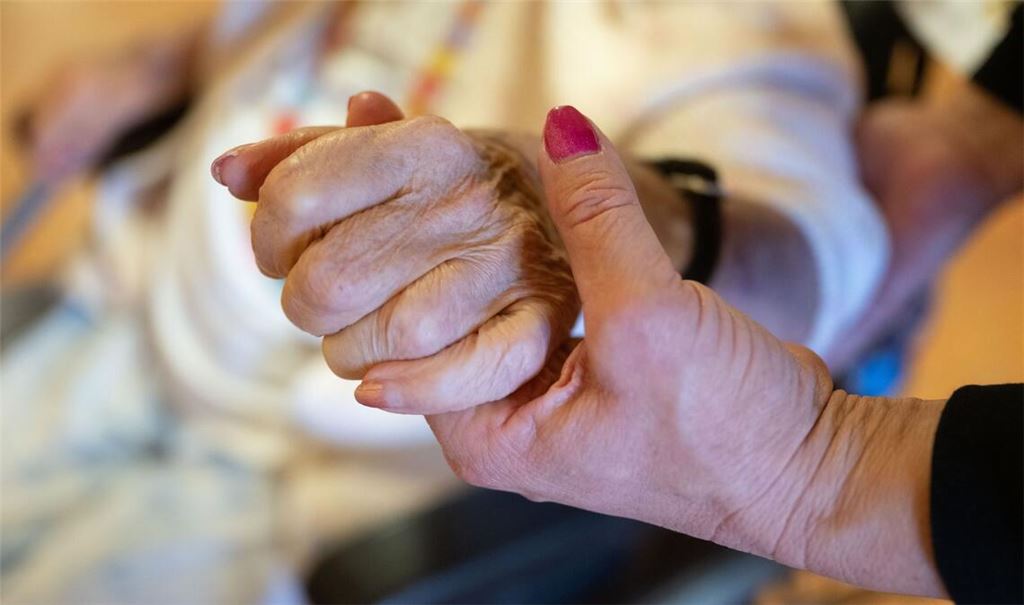 Die Finanzlage der Pflegeversicherung bleibt angespannt. (Archivbild)