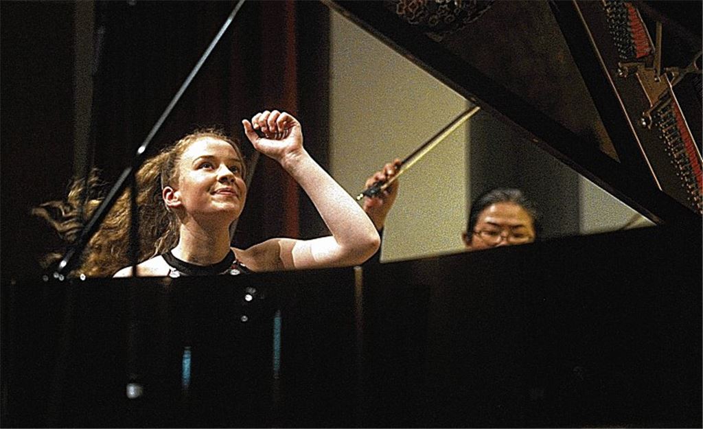 Die Finger perlen über die Tasten des Flügels und erzählen Geschichten. Elisabeth Brauß, deren Karriere gerade erst beginnt, zieht das Publikum im Uhlandbau in Mühlacker mit ihrem Spiel bis zur letzten Note in den Bann. Foto: Fotomoment