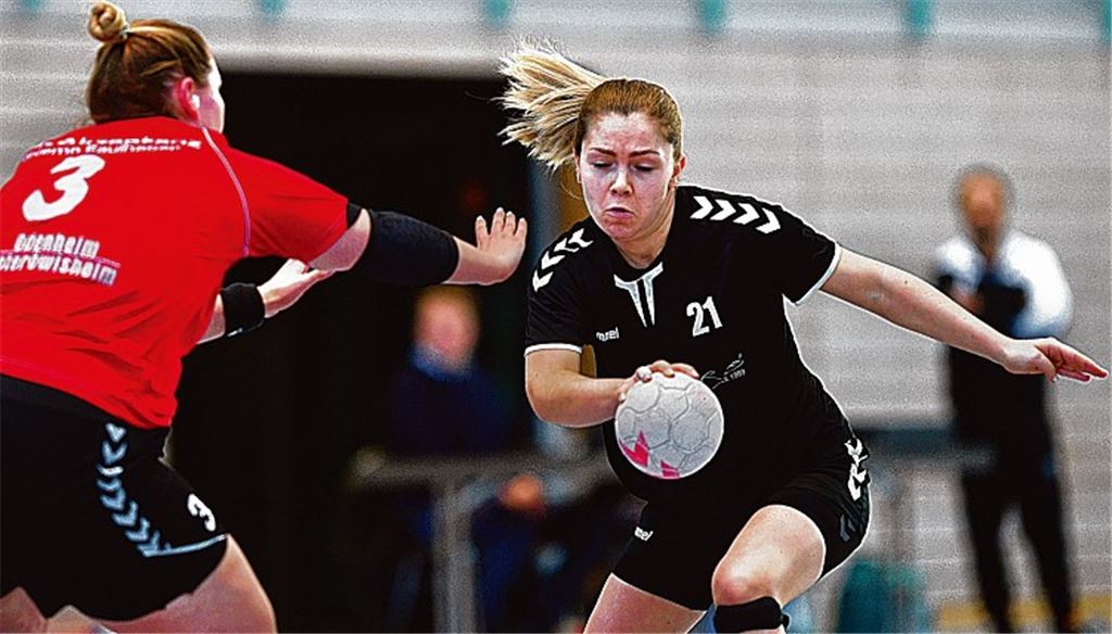 Die Finte gelingt: Sandra Marschollek (re.) lässt ihre Gegenspielerin aus Odenheim ins Leere laufen und macht sich auf den Weg in Richtung Tor. Schüller