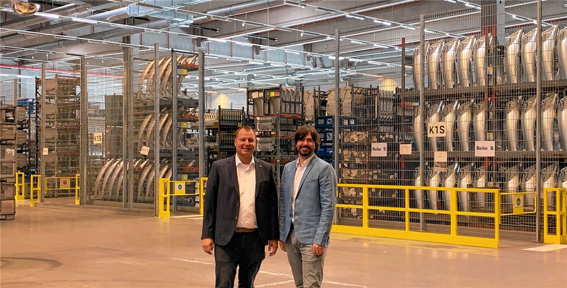 Die Firma Craiss als fester Teil der Lieferkette: Standortleiter Markus Grötzinger (li.) und Projektleiter Max Rahn im Lager für Karosseriebauteile in Kornwestheim.ptivat/Craiss