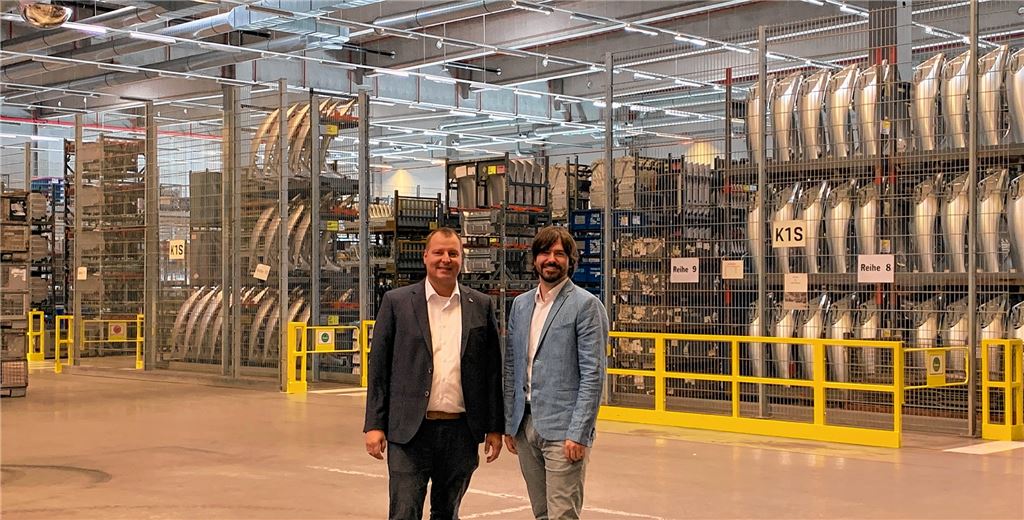 Die Firma Craiss als fester Teil der Lieferkette: Standortleiter Markus Grötzinger (li.) und Projektleiter Max Rahn im Lager für Karosseriebauteile in Kornwestheim.ptivat/Craiss