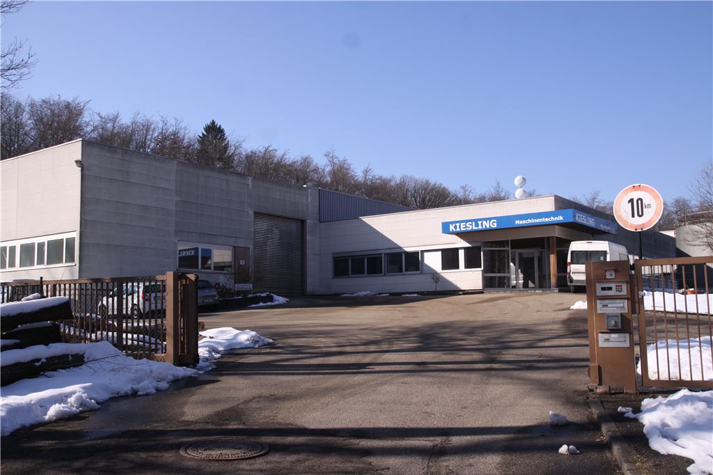 Die Firma Kiesling Maschinentechnik GmbH an der Wiernsheimer Lindenstraße ist in neuen Händen. Alle Arbeitsplätze sollen erhalten bleiben.  (Foto: Huber)