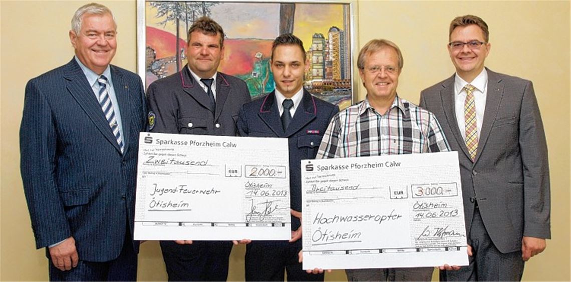 Die Firma Kummer übergibt Spenden an die Freiwillige Feuerwehr Ötisheim und an die Gemeinde zur Unterstützung der Hochwassergeschädigten.Wolfgang Hofmann, Feuerwehrkommandant Jochen Hörnle, Feuerwehr-Jugendleiter Michael Meinecke, Bürgermeister Werner Henle und Jens Hofmann (v.li.).