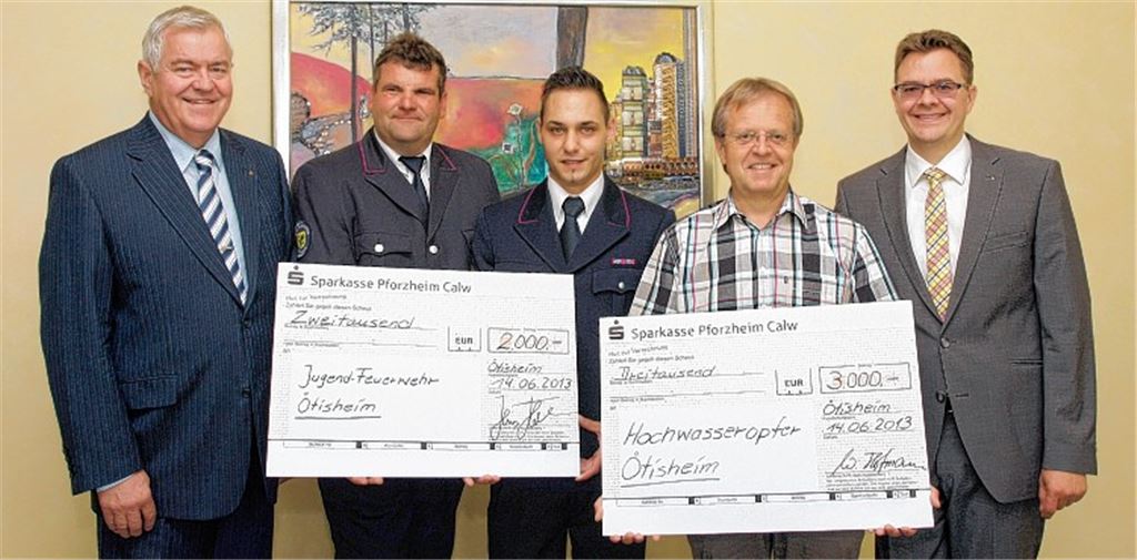 Die Firma Kummer übergibt Spenden an die Freiwillige Feuerwehr Ötisheim und an die Gemeinde zur Unterstützung der Hochwassergeschädigten.Wolfgang Hofmann, Feuerwehrkommandant Jochen Hörnle, Feuerwehr-Jugendleiter Michael Meinecke, Bürgermeister Werner Henle und Jens Hofmann (v.li.).
