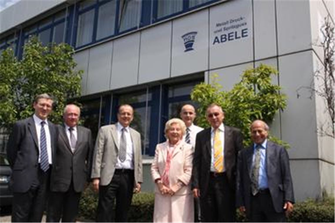 Die Firma MDS Abele gehört ab sofort dem französischen Automobilzulieferer GMD. Im Bild von links: Francois Boulanger (Business Development Director), Exportmanager Patrick Schnyder, Generaldirektor Jean-Jacques Fournel, Helene Abele, Werksleiter Eric Mannesier, Werner Abele und Abele-Geschäftsführer Arjun Narang.  Foto: Goertz