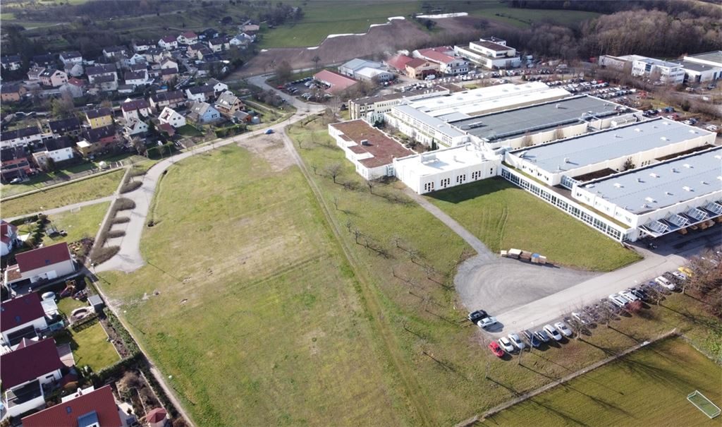 Die Firma Süss Microtec, die im Sternenfelser Industriepark ansässig ist, will ihren Betrieb auf der angrenzenden grünen Wiese erweitern. Das löst bei den Anwohnern im Wohngebiet nebenan Bedenken aus. Einige befürchten sogar einen möglichen Wertverlust ihrer Häuser.Foto: Schramm