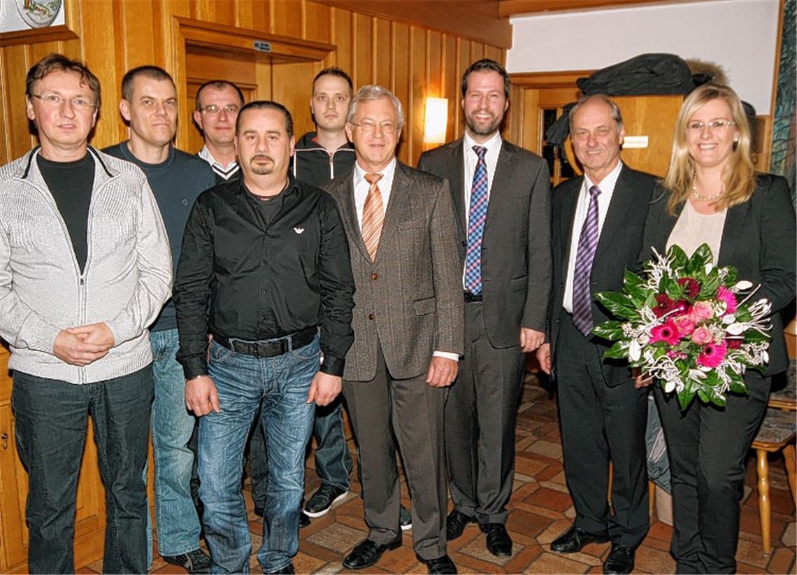 Die Firma dankt: Langjährige Mitarbeiter werden beim Lienzinger Präzisionsdrehteile-Hersteller Geissel von der Geschäftsleitung mit Vanessa, Peter und Marc Seidel (v. re.) für ihre Treue .zum Unternehmen ausgezeichnet.