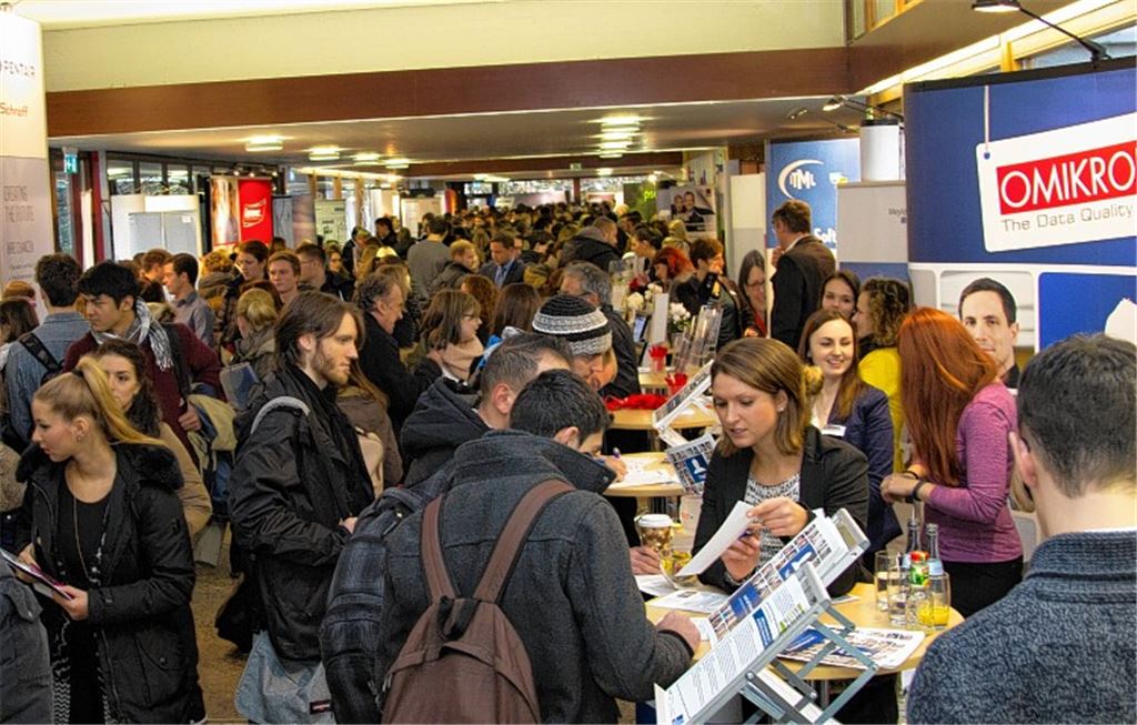 Die Firmenkontaktmesse X-Day an der Hochschule Pforzheim führt national und international agierende Unternehmen und potenzielle junge Mitarbeiter zusammen. 