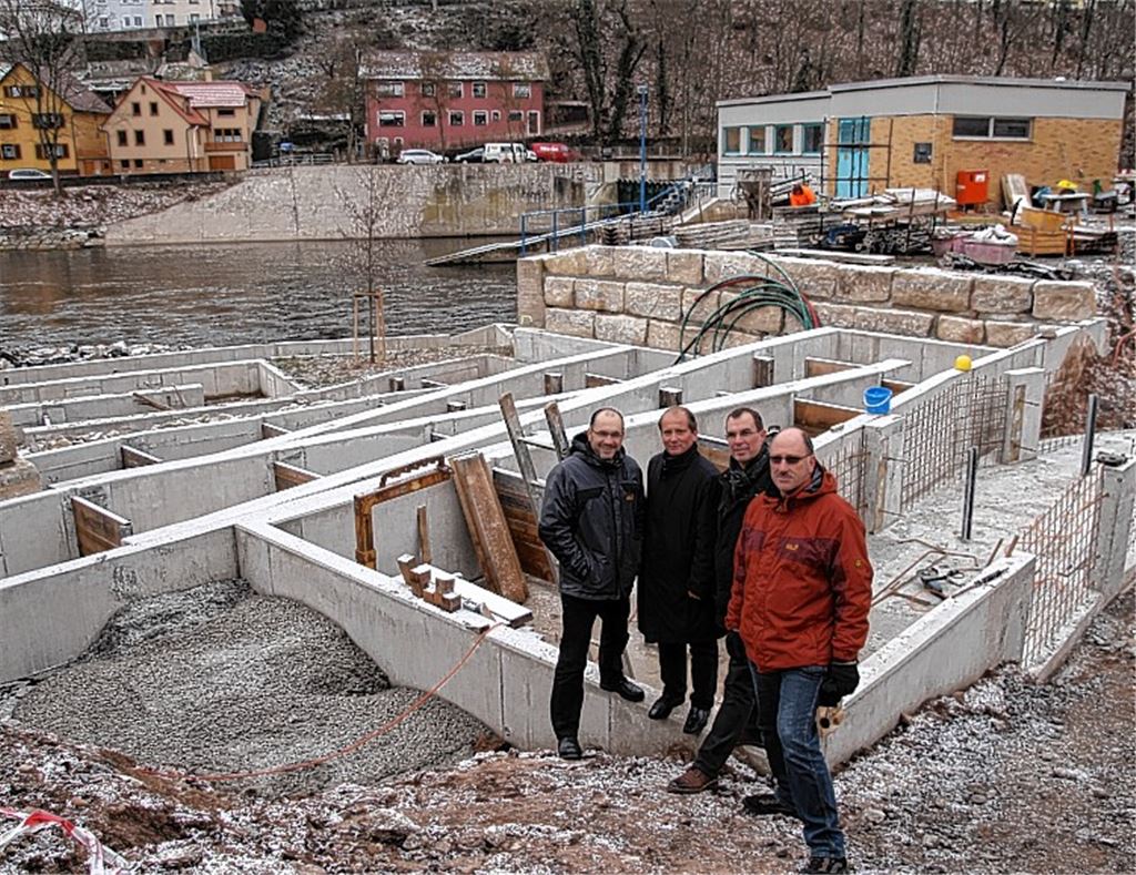 Die Fischtreppe beim Wasserkraftwerk ist fast fertig. Planungsamtsleiter Armin Dauner, Bürgermeister Winfried Abicht, Oberbürgermeister Frank Schneider und Stadtwerke-Abteilungsleiter Uwe Pfisterer (linkes Bild v. li.) geben vor Ort einen Sachstandsbericht. Das rechte Bild zeigt ein neues, naturnäheres Bild des Erlenbachs, der – wie die Enz – renaturiert wird. 