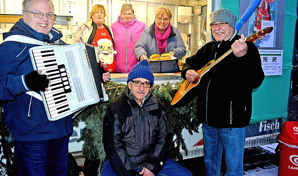 Die Fischwagenband mit Reimund Scheytt (v.li.), Ottmar Kurbel, Heinz Sibert und dem Fischwagenteam mit Sonja Mahler (v.li.), Sabine Fechner und Hedwig Ramstein. Foto: eld