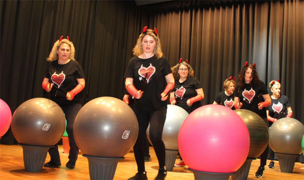 Die Fitnessgruppe unter der Leitung von Tanja Zierheim (li.) besteht seit 30 Jahren und zeigt bei der Jahresfeier eine rhythmische Vorführung. Fotos: Ilona Prokoph