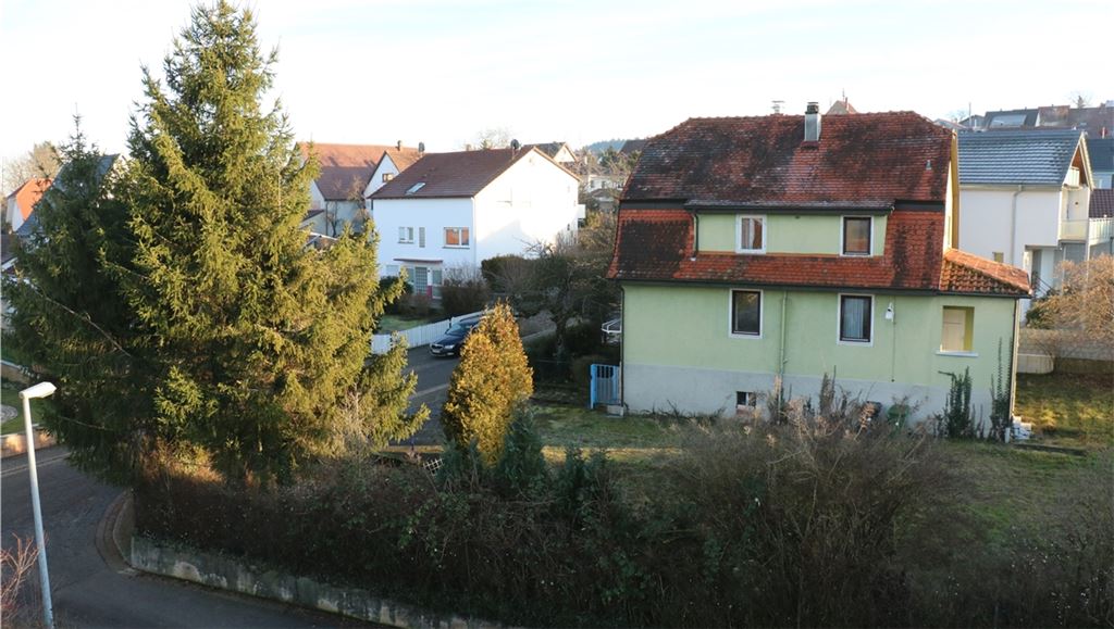 Die Fläche des Eckgrundstücks mit dem zum Abriss vorgesehenen Haus und der Tanne, die etwa so hoch sein soll wie der Neubau, dürfte fast ganz überbaut werden.Foto: Wewoda