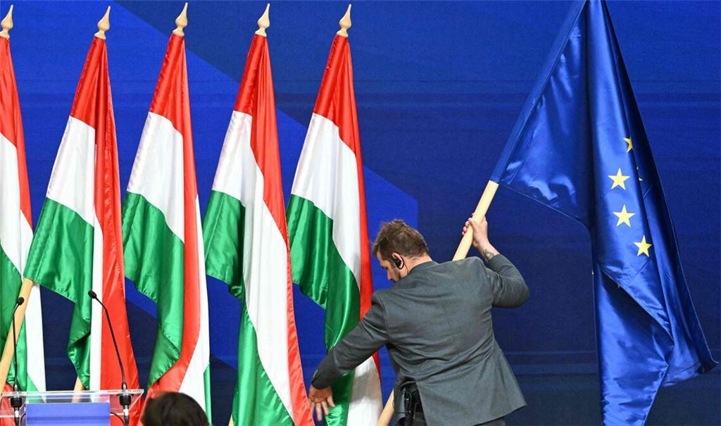 Die Flagge der EU ist wieder gern gesehen in Ungarn – wie hier im Kongresszentrum von Budapest.