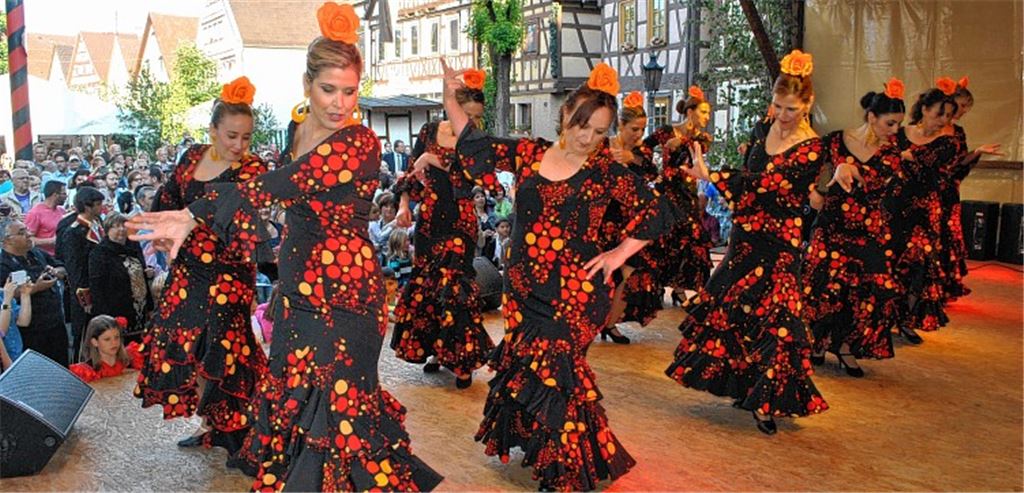 Die Flamenco-Gruppe „Aire del sur“ der spanischen Gäste bereichert den Umzug und die Eröffnung der Veranstaltung mit dem passenden südländischen Temperament. Fotos: Stahlfeld