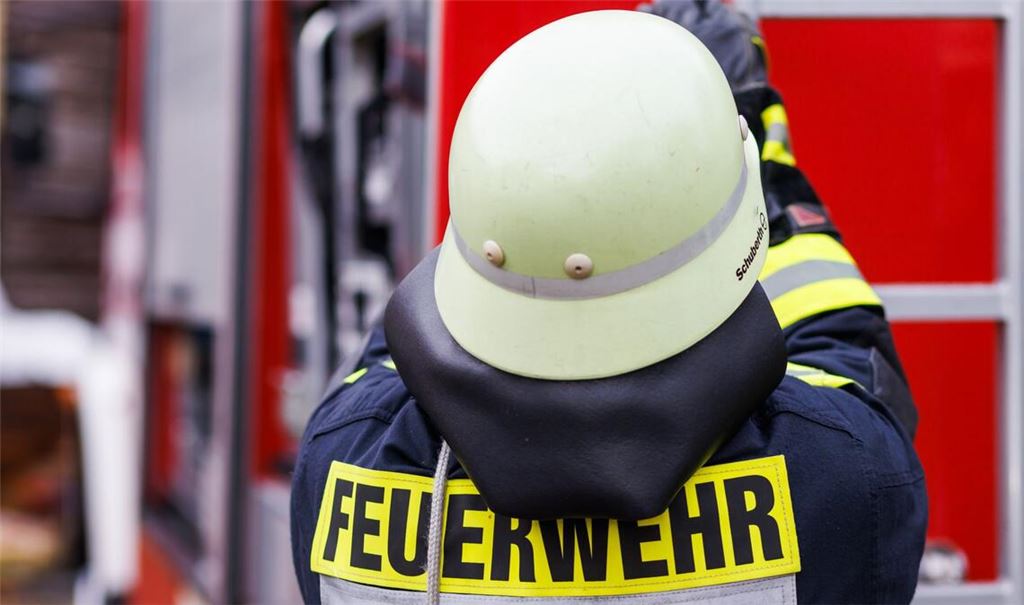 Die Flammen griffen auch auf den darüberliegenden Balkon und teilweise auf den Dachstuhl über (Symbolbild).