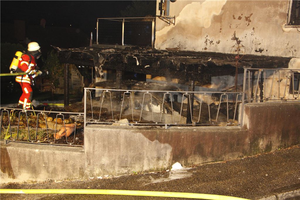 Die Flammen hinterlassen nach dem Feuer an der Knittlinger Bahnhofstraße ihre Spuren: Der Pkw in dem Carport ist sichtbar ausgebrannt.   Fotos: Süddeutsche Mediengesellschaft (DMG/Gress), privat