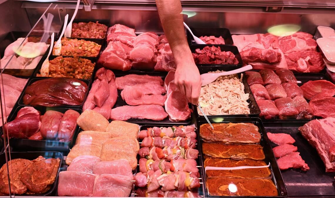 Die Fleischtheken der Supermärkte halten für Kunden ein breites Angebot an Fleisch- und Wurstwaren bereit.