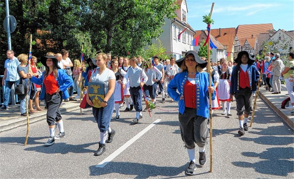Bunter Festumzug krönt den Maientag