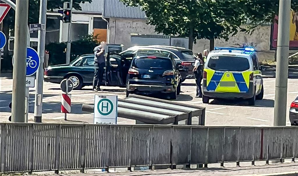 Die Flucht des Trickbetrügers durch Pforzheim endet mit einem Unfall. Foto: Myroshnichenko