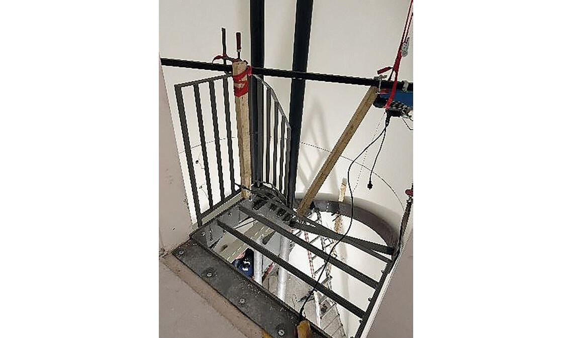 Die Fluchttreppe muss aufgehängt werden.