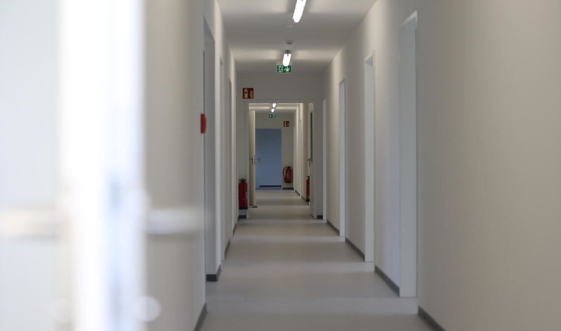 Die Flüchtlingsunterkunft an der Straße Im Bruch sah nach der Fertigstellung gut aus. Doch das Objekt bereitet der Ötisheimer Gemeindeverwaltung zurzeit Probleme. Foto: Archiv/Disselhoff