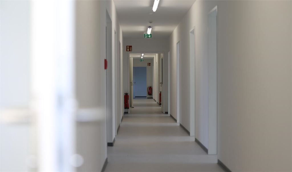 Die Flüchtlingsunterkunft an der Straße Im Bruch sah nach der Fertigstellung gut aus. Doch das Objekt bereitet der Ötisheimer Gemeindeverwaltung zurzeit Probleme. Foto: Archiv/Disselhoff