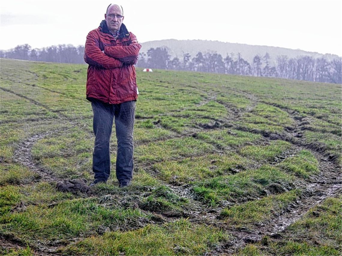 Die Flugsportclub-Mitglieder sind verärgert: Uwe Pfisterer steht inmitten des Platzes am Hangensteiner Hof, der von Unbekannten verwüstet worden ist.