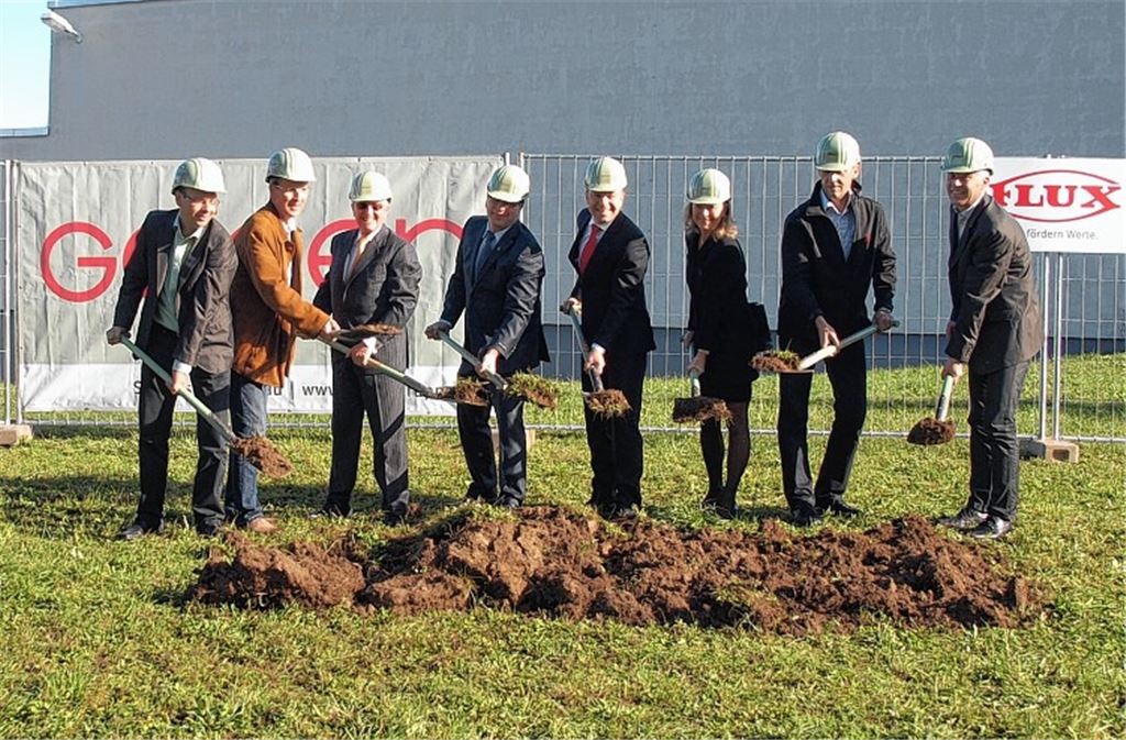Die Flux-Geschäftsführer Klaus Hahn (4.v.re.) und Herbert Hahn (3. v.li.) beim ersten Spatenstich mit Andreas Link, Geschäftsführer vom Bauunternehmen Geiger, Flux-Betriebsleiter Jürgen Deeg, Flux-Gesellschafterin Martina Wilhelm, Bürgermeister Andreas Felchle, Architekt Thomas Lins und Geiger-Niederlassungsleiter Stefan Dieterle (v.re.).