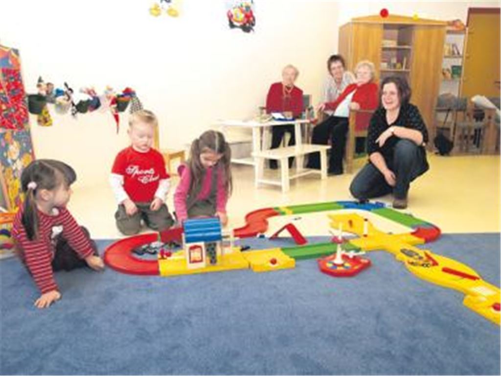 Die Förderung für das Mehrgenerationenhaus im Mühlacker Altenzentrum St. Franziskus ist bis längstens Ende 2012 gesichert. Doch auch danach soll die erfolgreiche Einrichtung weitergeführt werden. Die zwei Jahre alte Institution dient der Begegnung von Jung und Alt unter einem Dach. Zu den Angeboten gehört eine flexible Kinder- und Hausaufgabenbetreuung. Archivfoto: Becker