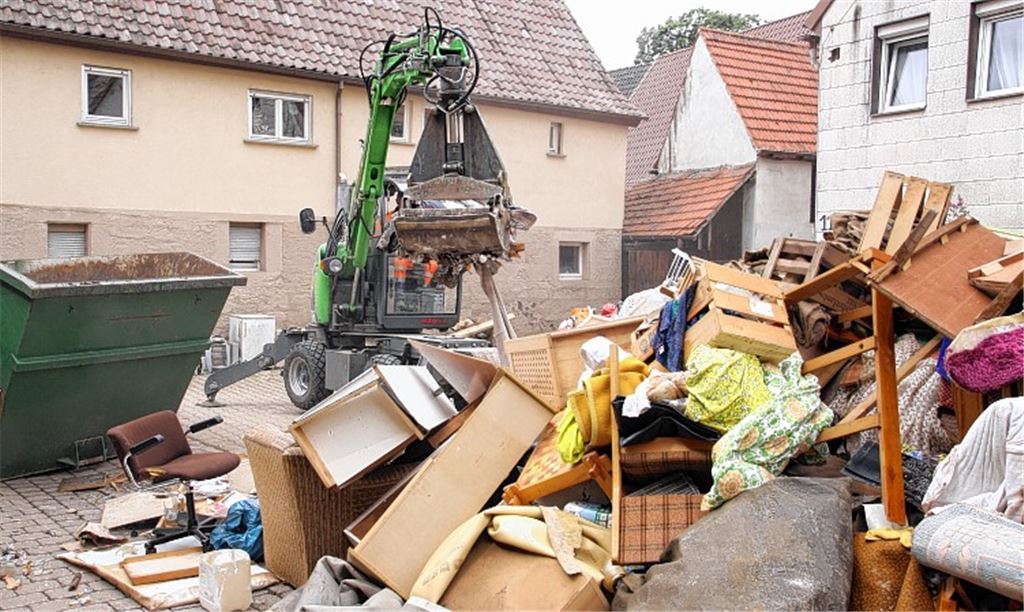 Die Folgen der Flut: Nach dem Hochwasser von Anfang Juni – hier eine Szene aus der Hinteren Gasse in Ötisheim – türmt sich der zerstörte Hausrat in den Straßen.Archivfoto: Franz