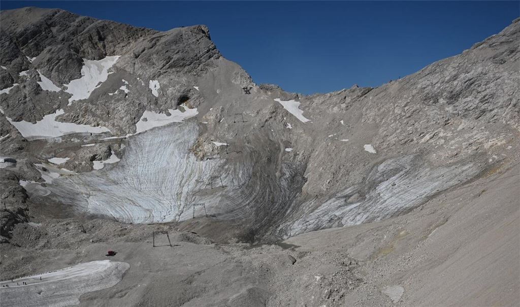 Die Folgen des Klimawandels sind vor allem in den Bergen nicht mehr zu übersehen. Kaum noch Schnee aber dafür viel Geröll liegt auf dem  Schneeferner-Gletscher auf dem Zugspitzplatt.