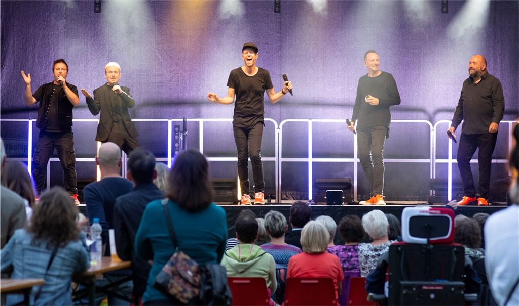 Die Formation „Füenf“ rockt zum Auftakt des „Sommerevenzle“ die Bühne in Mühlacker. Rund 300 Zuschauer genießen das Konzert unter freiem Himmel. Fotos: Fotomoment