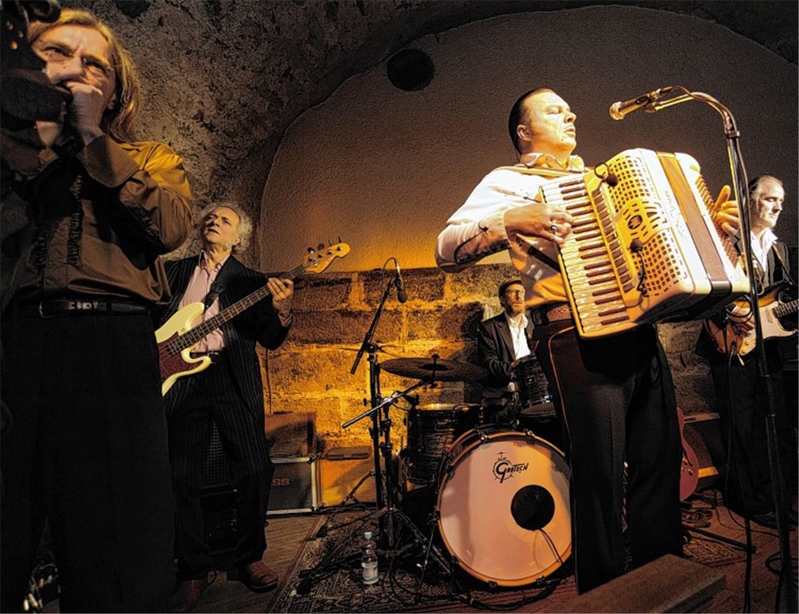 Die Formation Hiss stellt bei ihrem Auftritt im Knittlinger Kulturkeller Cellarium ihre aktuelle CD vor. Foto: Fotomoment