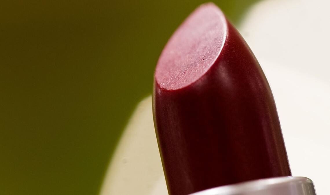 Die Forscher untersuchten  140 Pflegeprodukte und Kosmetika aus 20 Produktsegmenten (wie Lippenstift) sowie über 40 Parfüms. Dabei fanden sie erbgutverändernde, zelltötende, antibakterielle,  neurotoxische und den Hormonhaushalt stark beeinflussende Schadstoffe