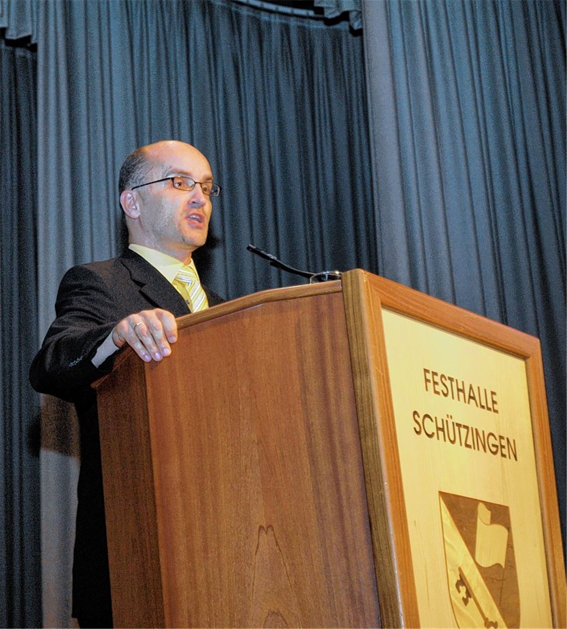 Die Fortschritte in Schützingen ins richtige Licht gerückt: Bürgermeister Harald Eiberger ist auch beim zweiten Wahlkampftermin der einzige Kandidat, der ans Rednerpult tritt.