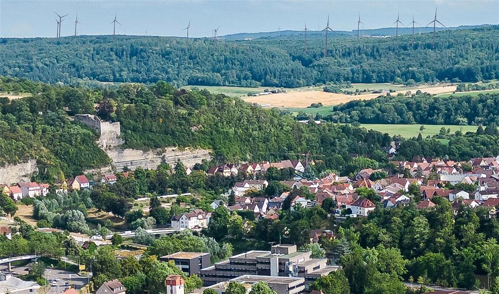 Die Fotomontage soll veranschaulichen, wie der Staatswald oberhalb von Dürrmenz hätte aussehen können, wenn dort tatsächlich bis zu 13 Windräder gebaut worden wären. Stattdessen bleibt nun das FFH-Refugium, nachdem der Regionalverband die Schutzgebiete ausdrücklich ausgespart hat, auf absehbare Zeit frei von Windanlagen. Fotomontage: MT