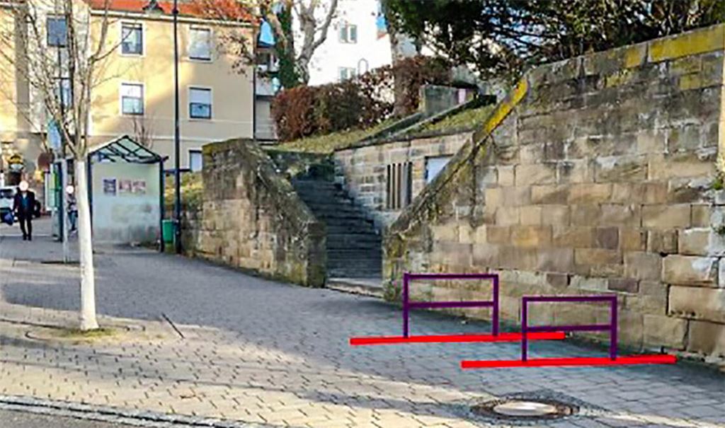 Die Fotomontage zeigt, wo – neben dem Aufgang zur Schillerschule und zum Uhlandbau – die neuen Fahrradständer installiert werden sollen. Montage: Stadt Mühlacker