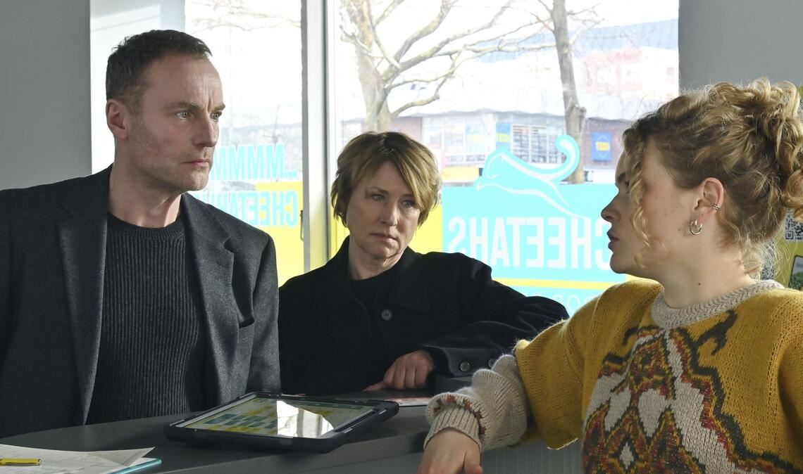 Die Fragen von Karow und Bonard sind der Lieferdienstmitarbeiterin (Leonie Krieg, re.) unangenehm – die Firma ist bei den Personalunterlagen ihrer Mitarbeiter eher oberflächlich.