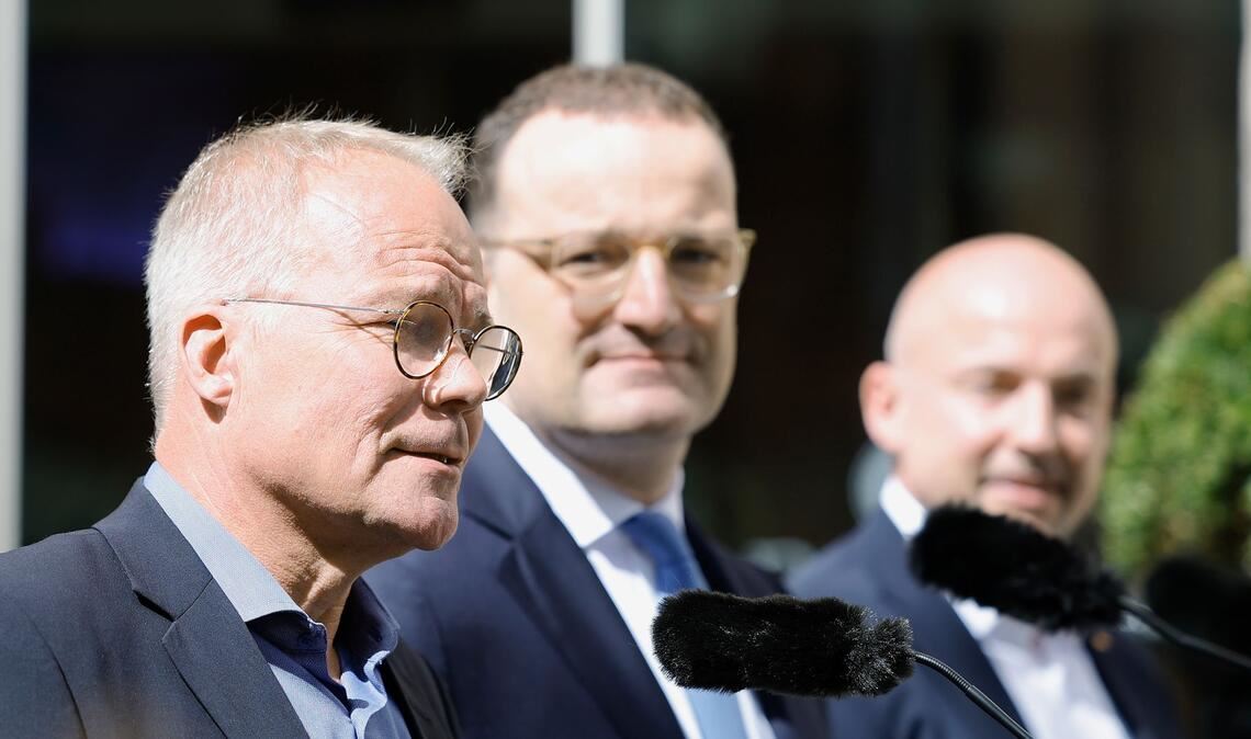 Schwarz-Rot will Harmonie für den Herbst Die Fraktionschefs Miersch (SPD) und Spahn (CDU) sowie CSU-Landesgruppenchef Hoffmann traten zusammen vor die Presse.