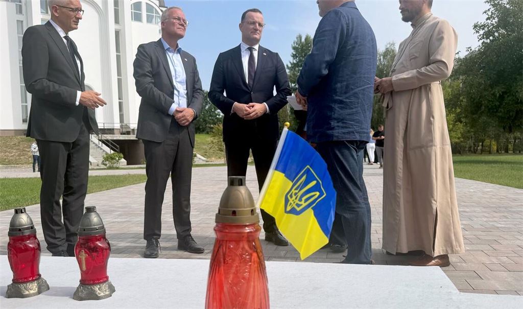 Die Fraktionschefs Spahn und Miersch in der Gedenkstätte für die Opfer der russischen Besatzung in Butscha.