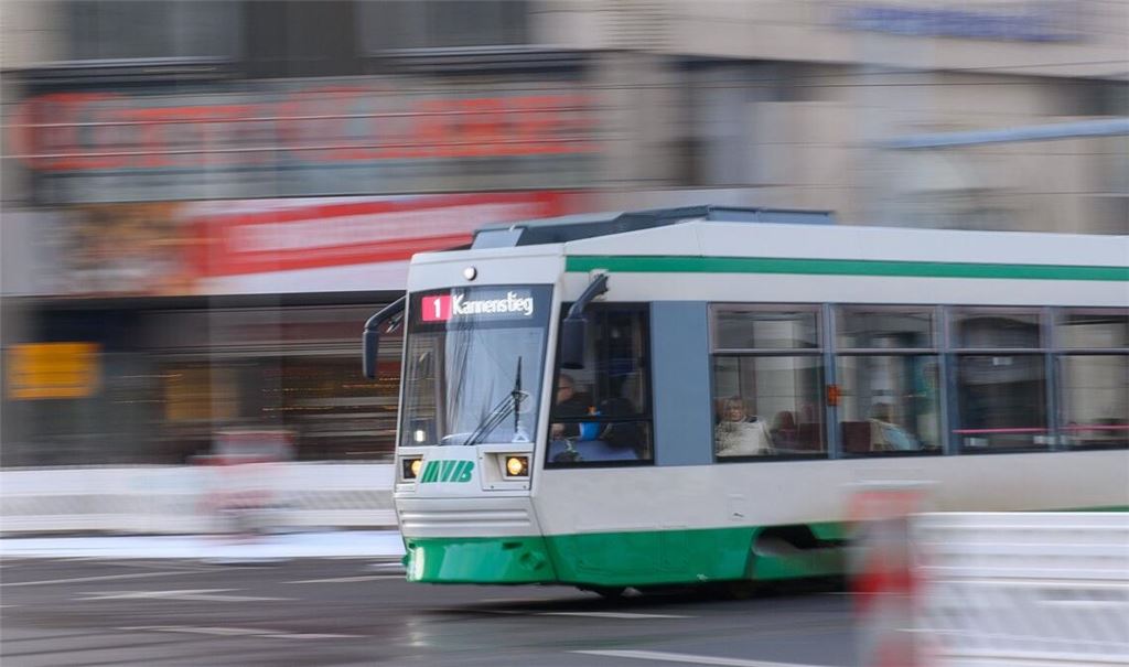 Die Frau geriet an einer Haltestelle in Magdeburg unter eine einfahrende Straßenbahn. (Symbolbild)