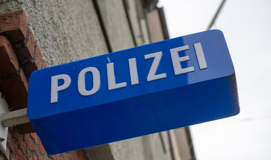 Die Frau gestattete dem vermeintlichen Mitarbeiter Zugriff auf ihr Handy. (Symbolbild)