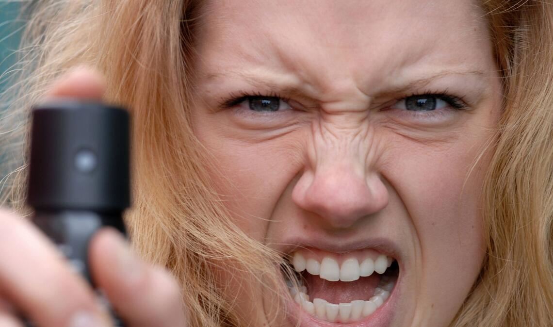 Die Frau hinter dem Tankstellen-Tresen konnte den Tatverdächtigen mit Pfefferspray in die Flucht schlagen. (Symbolbild)