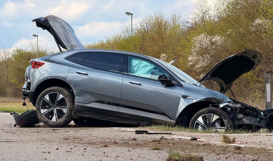 Die Frau war in Richtung Bad Urach unterwegs, als sie von der Fahrbahn abkam.