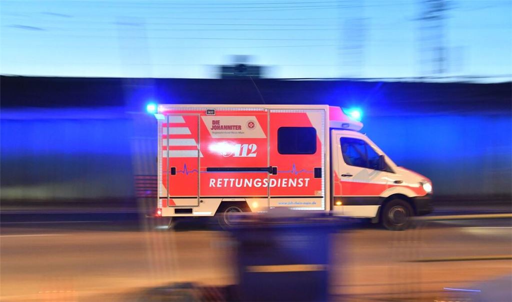 Die Frau wurde bei dem Sturz schwer verletzt. (Symbolbild)