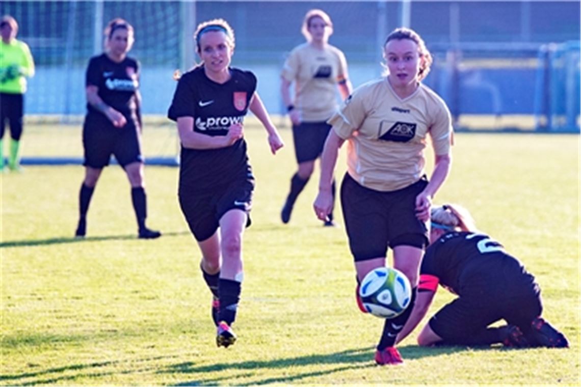 Die Frauen des FC Viktoria Enzberg erkämpfen sich nach zuletzt drei sieglosen Partien in der bfv-Kleinfeld-Landesliga einen Sieg – und das ausgerechnet zu Hause gegen den Lokalrivalen 1. FC Kieselbronn (in schwarzen Trikots). Foto: Fotomoment